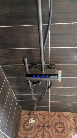 Salle de bain moderne, douche et meuble vasque — 2