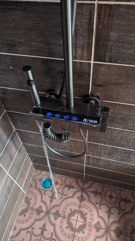 Salle de bain moderne, douche et meuble vasque — 4