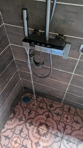 Salle de bain moderne, douche et meuble vasque — 5