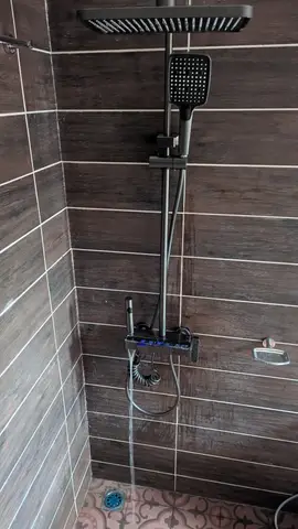 Salle de bain moderne, douche et meuble vasque — 7