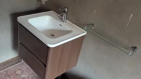 Salle de bain moderne, douche et meuble vasque — 8