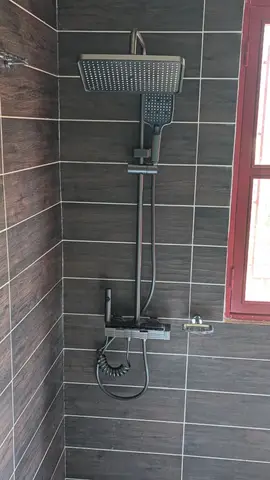 Salle de bain moderne, douche et meuble vasque — 12