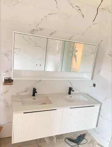 Double vanity and marble-effect bathrooms — 1