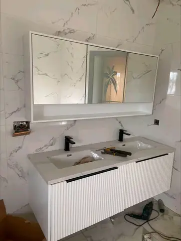 Double vanity and marble-effect bathrooms — 2