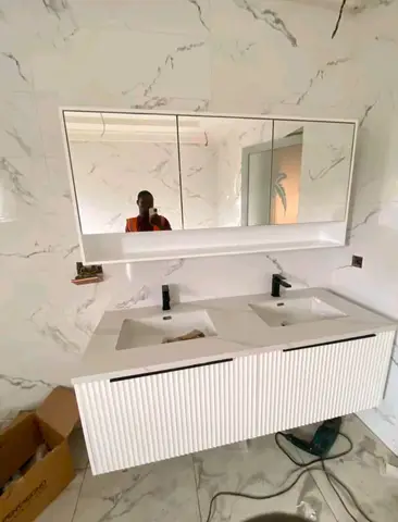 Double vanity and marble-effect bathrooms — 4