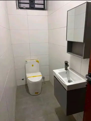 Double vanity and marble-effect bathrooms — 5