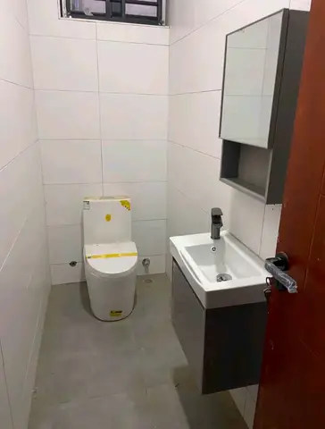 Double vanity and marble-effect bathrooms — 7