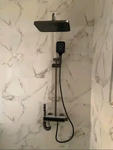 Double vanity and marble-effect bathrooms — 8