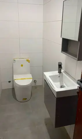 Double vanity and marble-effect bathrooms — 9